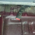 После снятия фальшпола багажника нашлась клипса ремня безопасности заднего дивана.
