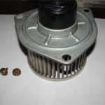 Снятый мотор вентилятора печки с цилиндрическими лопастями